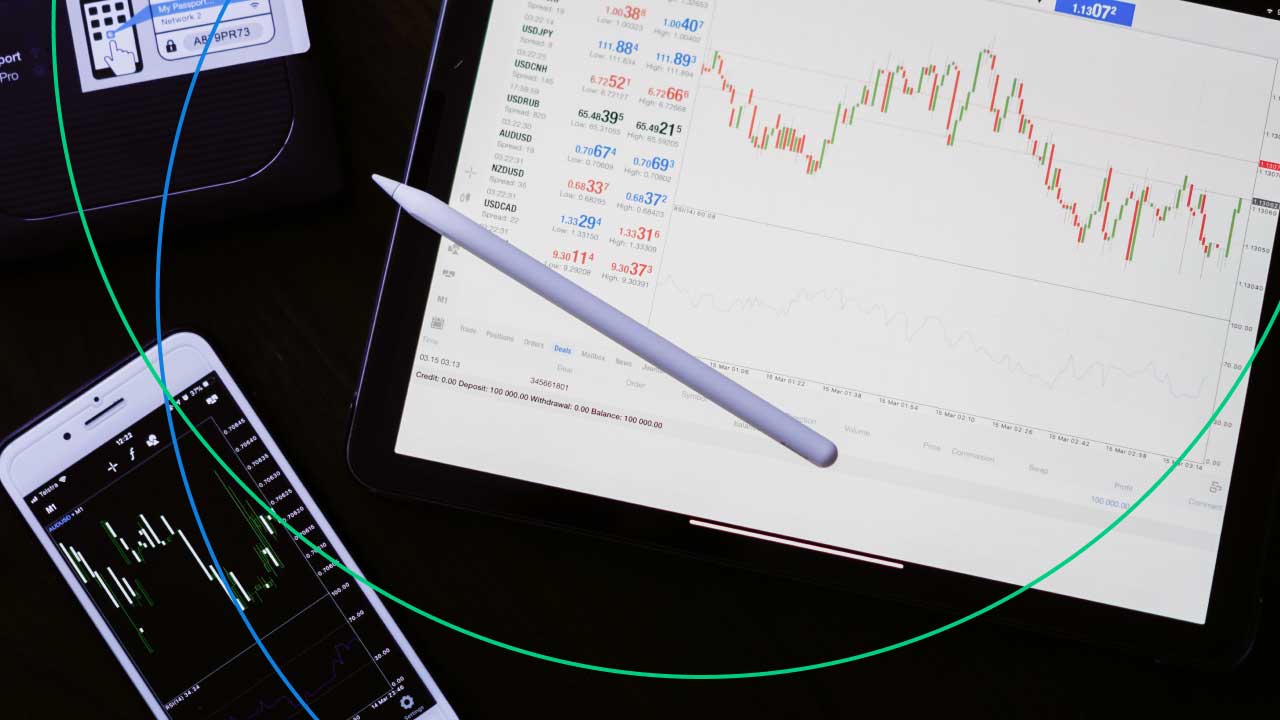 A Comprehensive Guide to MT4 Trading for Beginners, featuring a tablet and smartphone displaying forex trading charts.