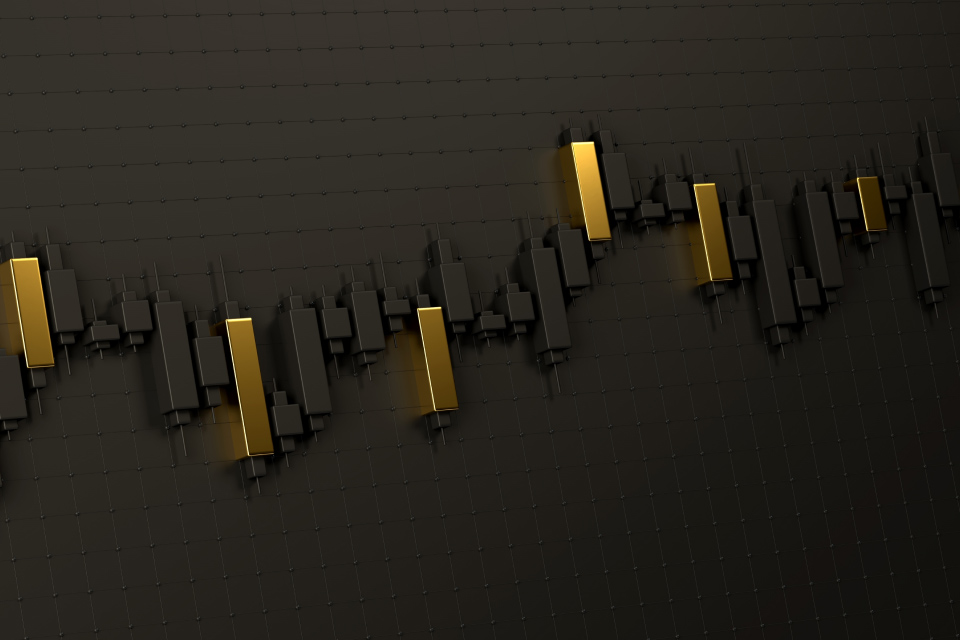 How to Trade Gold: Top Gold Trading Strategies and Tips – A gold trading concept featuring a dark candlestick chart with highlighted golden candlesticks symbolizing gold price movements.